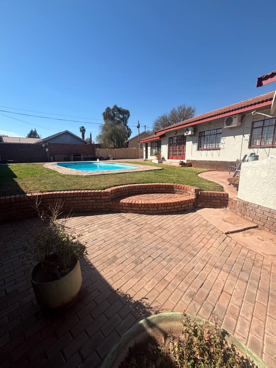 4 Bedroom Property for Sale in Postmasburg Northern Cape